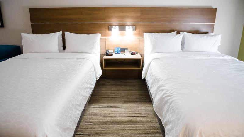 One-Bedroom Suite with Two Queen and One Sofa Bed image 4