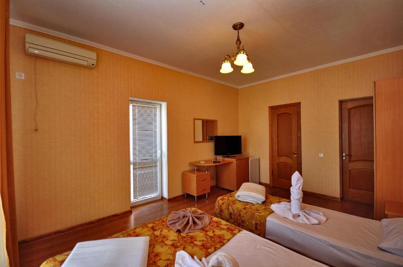 Standard Triple Room image 3