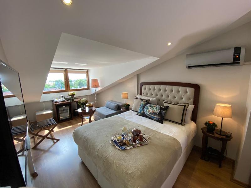 Four Doors Hotel - image 12