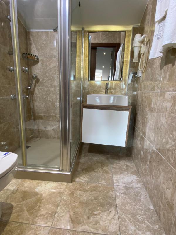 Four Doors Hotel - image 8
