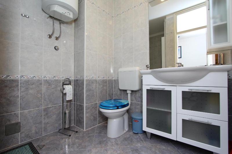 Two-Bedroom Apartment with Balcony and Sea View image 4