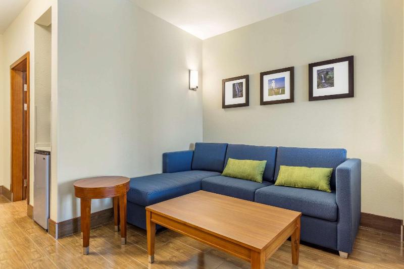 Queen Suite with Two Queen Beds - Non-Smoking image 4
