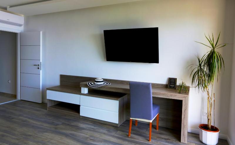 Studio Apartment with Balcony and Sea View image 4