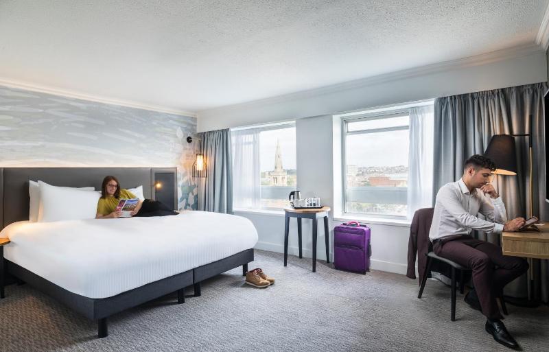 Privilege King Room with Panoramic City View image 4