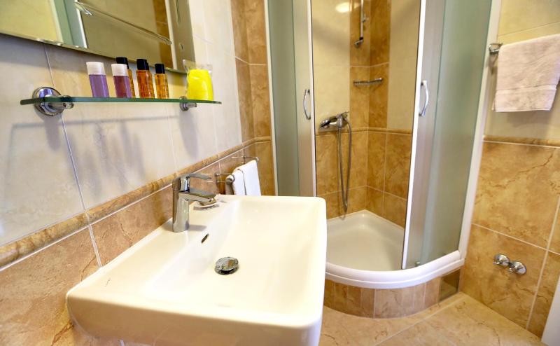 Studio Apartment with Balcony and Sea View image 3