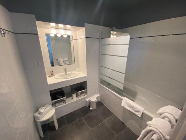 Double Room image 3