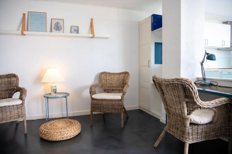 Studio Apartment with Sea View image 3