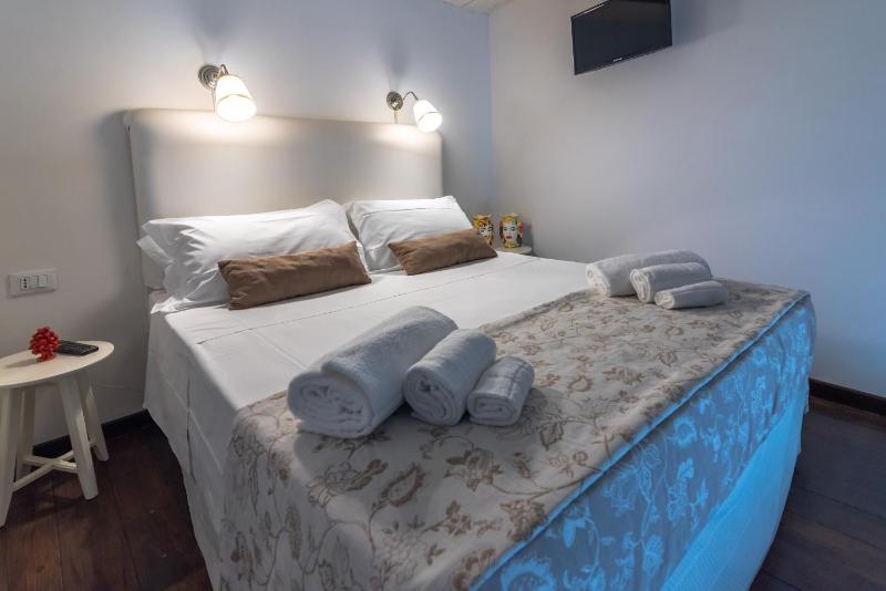 One-Bedroom Apartment - Split Level image 4