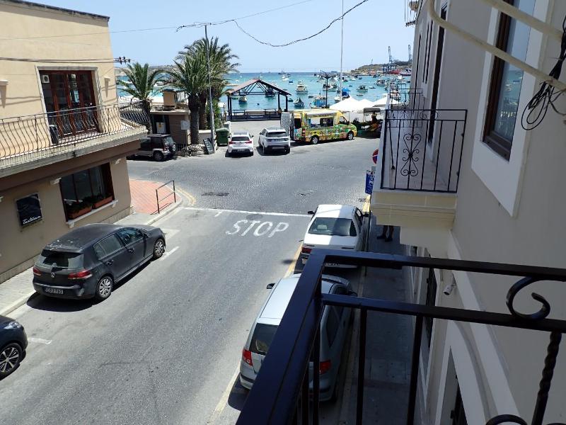 Double Room with Balcony and Side Sea View image 4