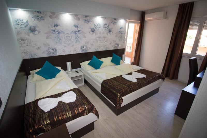 Deluxe Triple Room with Balcony image 1