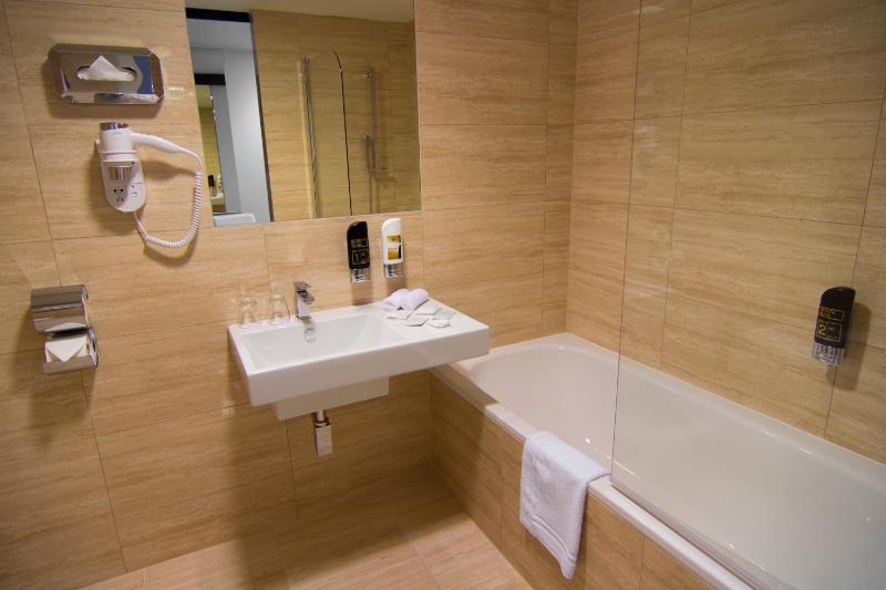 Double Room with Extra Bed image 2