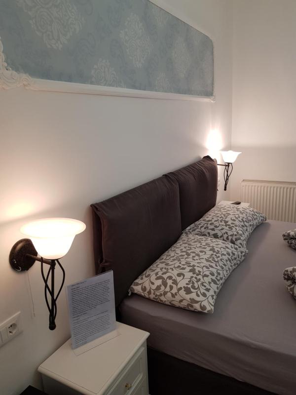 Queen Room with Balcony image 4