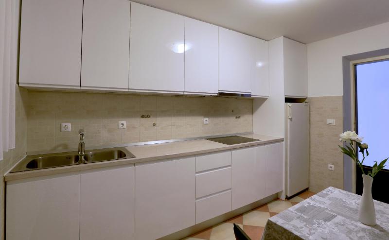 One-Bedroom Apartment with Balcony and External Kitchen image 4