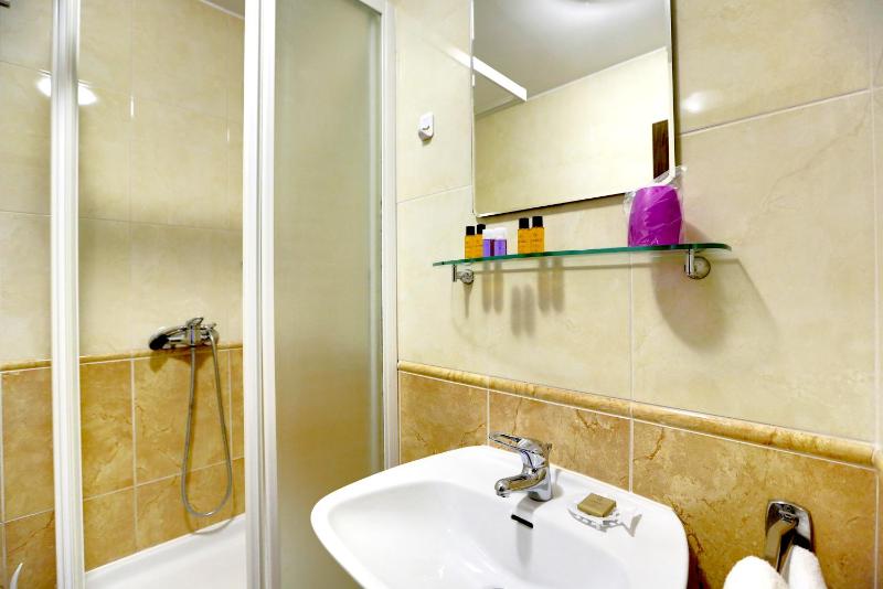 One-Bedroom Apartment with Balcony and External Kitchen image 3