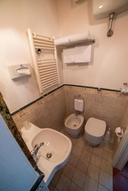Double Room image 4