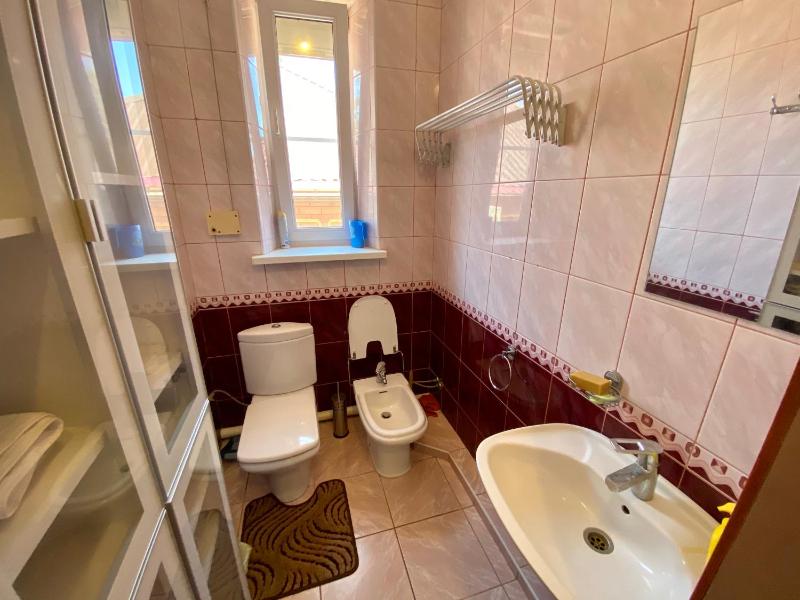 Apartment With Shared Bathroom image 3