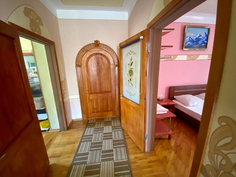 Apartment With Shared Bathroom image 2