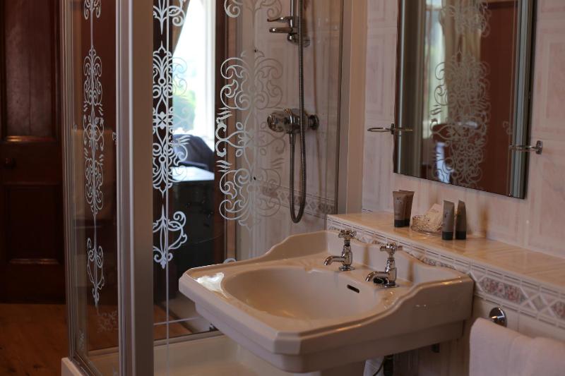Double Room with Four Poster Bed image 2