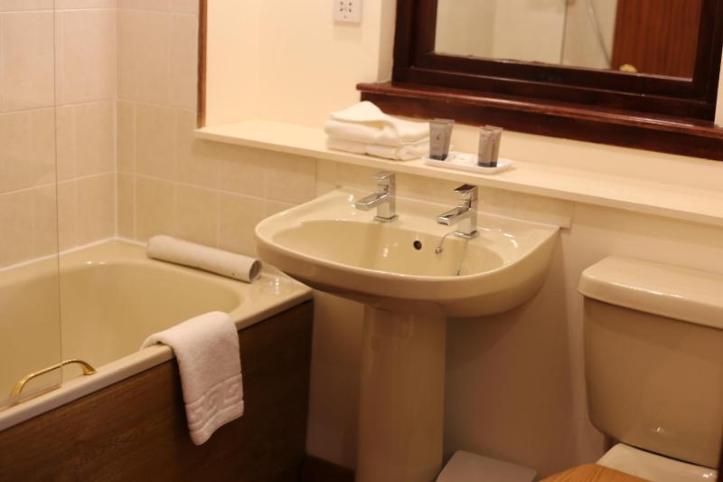 Twin Room image 2