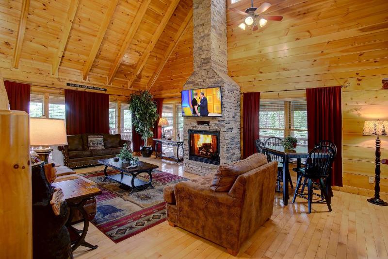 Belvedere Cabin with Private Hot Tub and Free Putt Putt Course - image 25