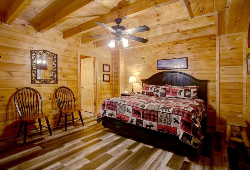 Belvedere Cabin with Private Hot Tub and Free Putt Putt Course - image 46