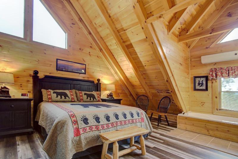 Belvedere Cabin with Private Hot Tub and Free Putt Putt Course - image 26
