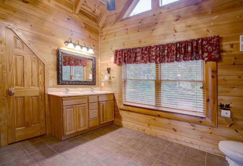 Belvedere Cabin with Private Hot Tub and Free Putt Putt Course - image 23