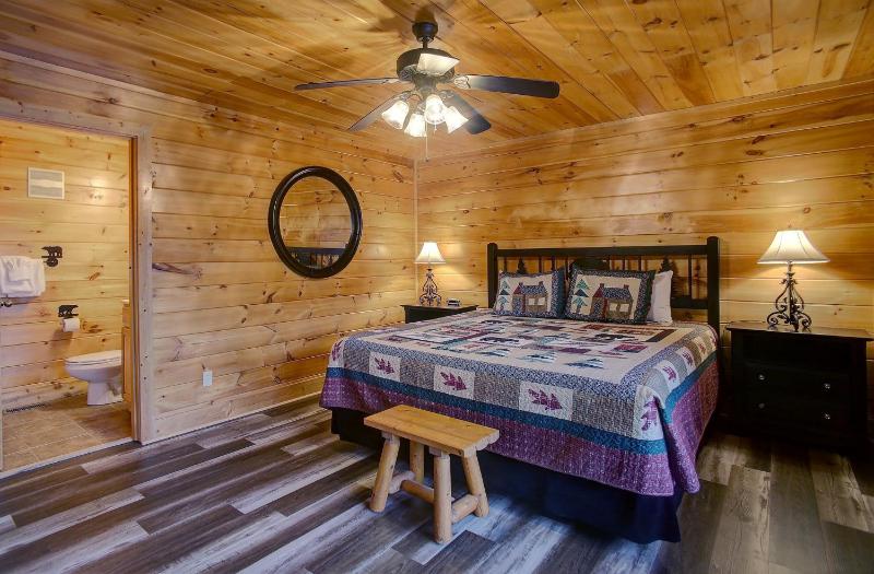 Belvedere Cabin with Private Hot Tub and Free Putt Putt Course - image 8