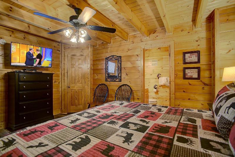 Belvedere Cabin with Private Hot Tub and Free Putt Putt Course - image 17