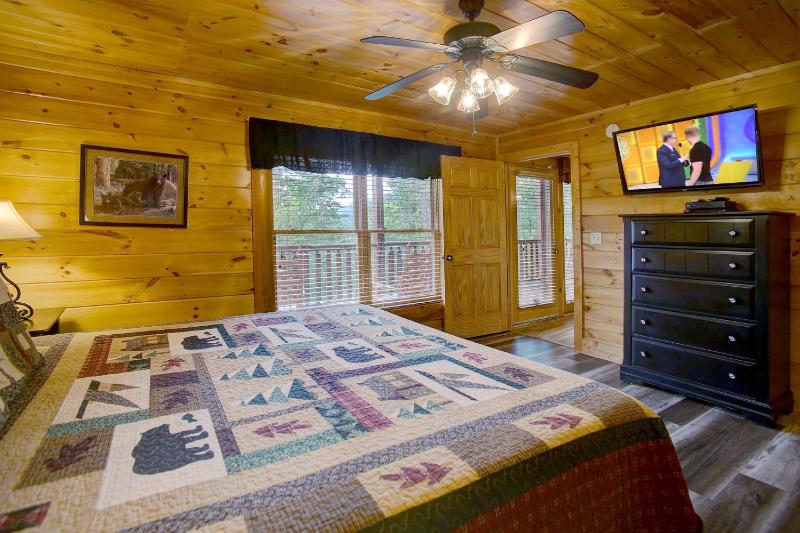 Belvedere Cabin with Private Hot Tub and Free Putt Putt Course - image 18