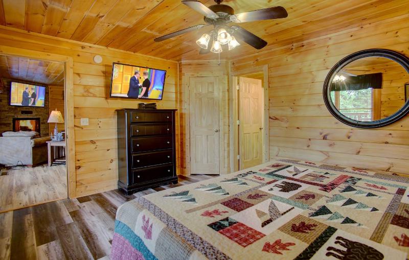 Belvedere Cabin with Private Hot Tub and Free Putt Putt Course - image 40