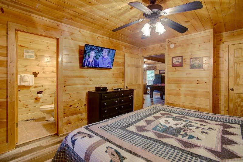 Belvedere Cabin with Private Hot Tub and Free Putt Putt Course - image 6