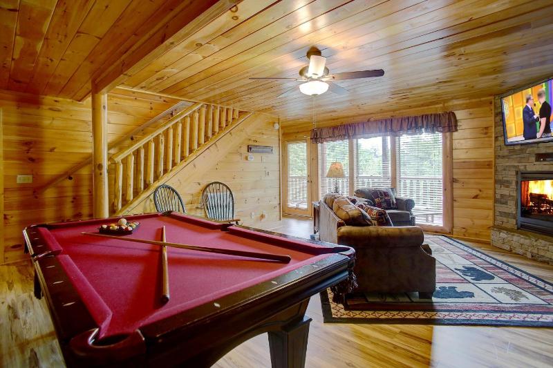 Belvedere Cabin with Private Hot Tub and Free Putt Putt Course - image 30