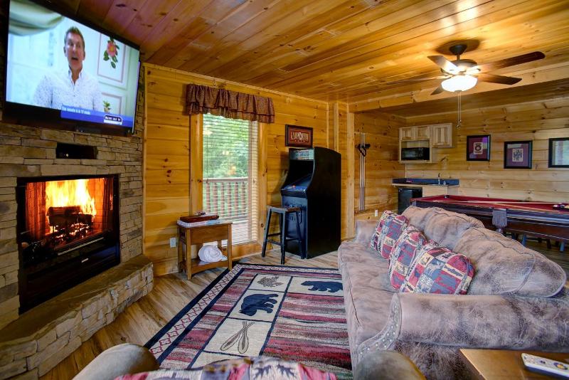 Belvedere Cabin with Private Hot Tub and Free Putt Putt Course - image 34