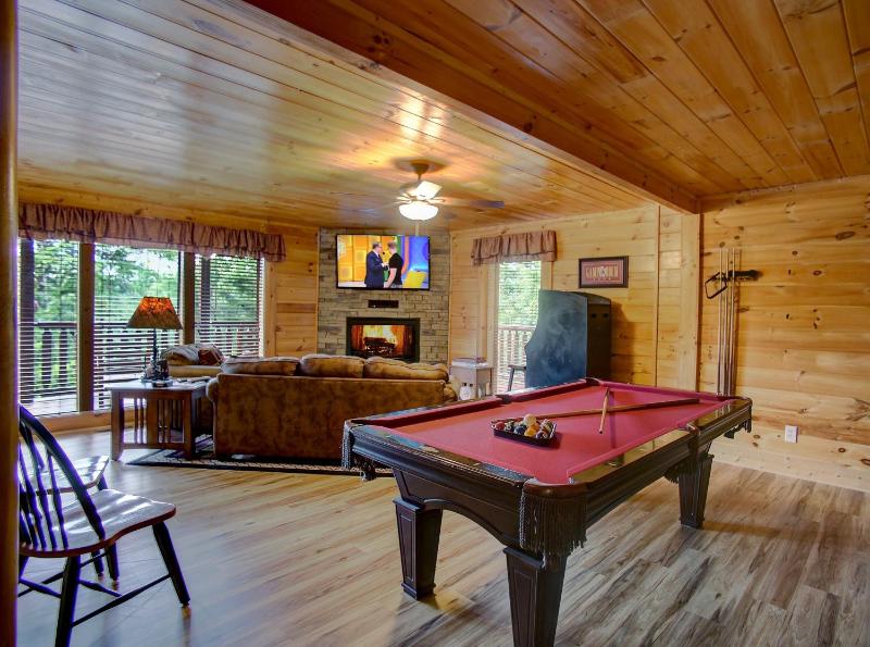 Belvedere Cabin with Private Hot Tub and Free Putt Putt Course - image 44