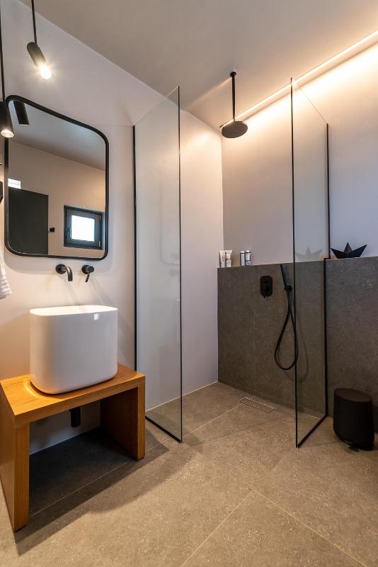 King Suite with Sea View image 3