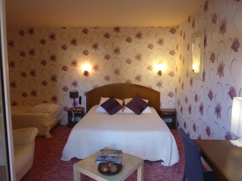 Economy Triple Room image 4