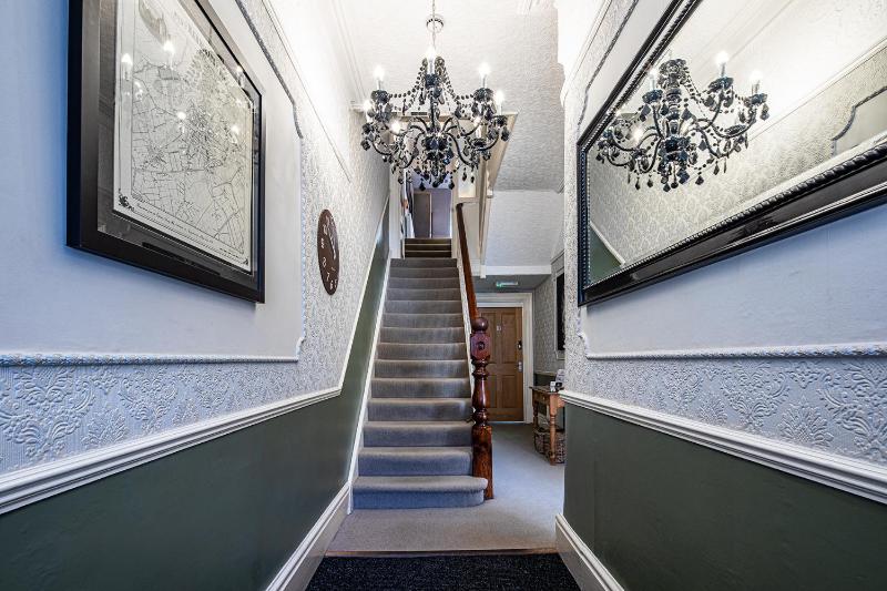 Fountains Guest House - Harrogate Stays with FREE PARKING - image 42