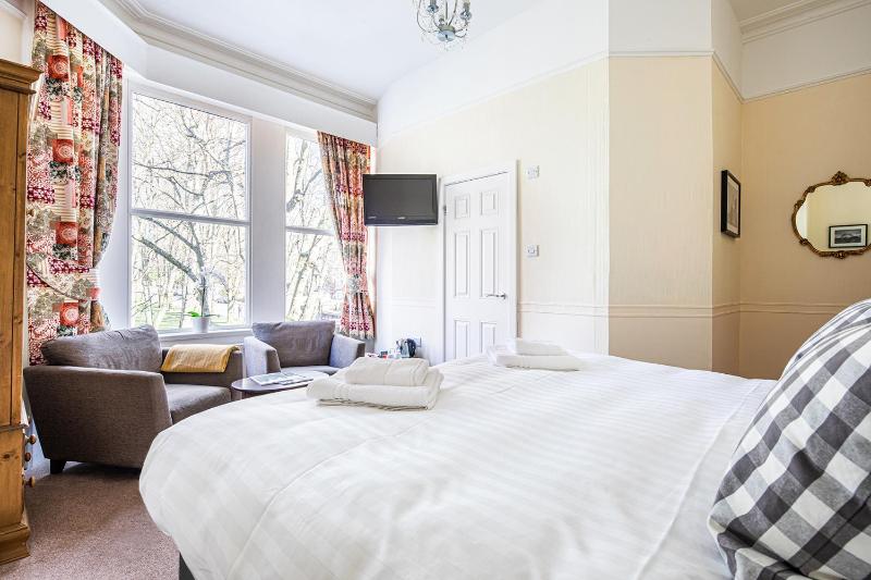 Fountains Guest House - Harrogate Stays with FREE PARKING - image 50