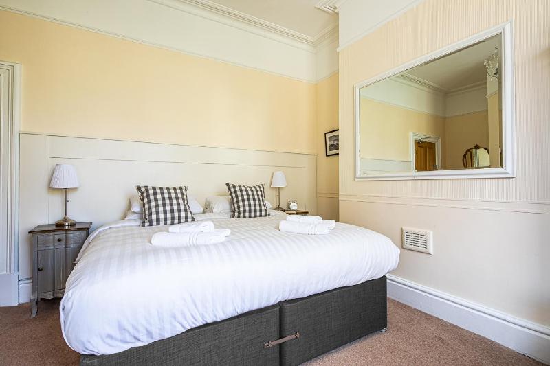Fountains Guest House - Harrogate Stays with FREE PARKING - image 15