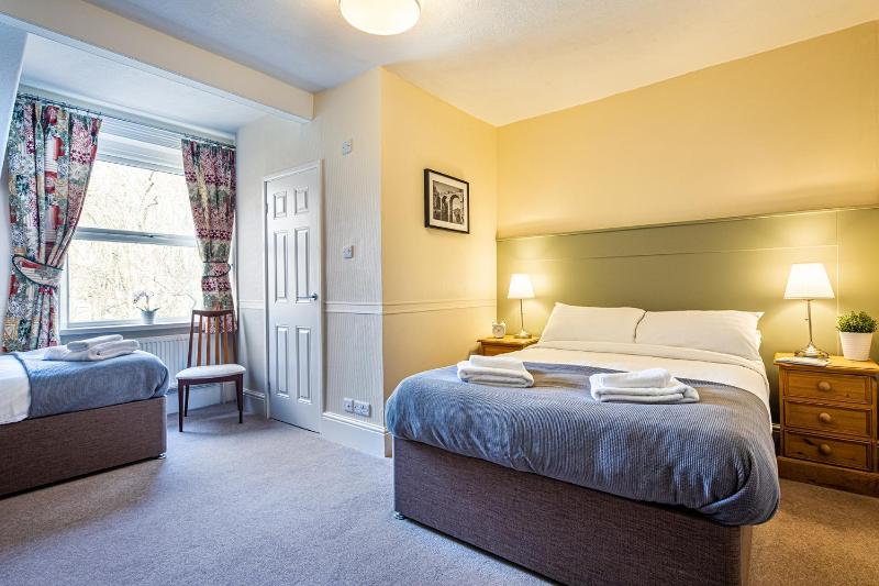 Fountains Guest House - Harrogate Stays with FREE PARKING - image 25