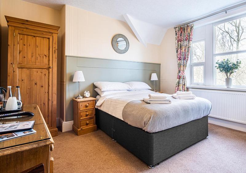Fountains Guest House - Harrogate Stays with FREE PARKING - image 9