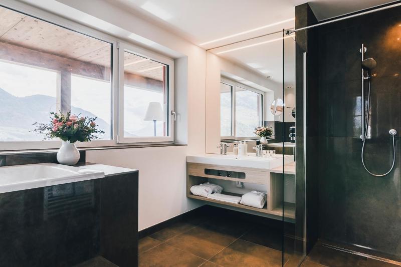 Suite with Spa Bath image 4