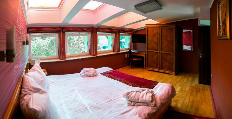 One-Bedroom Apartment image 4