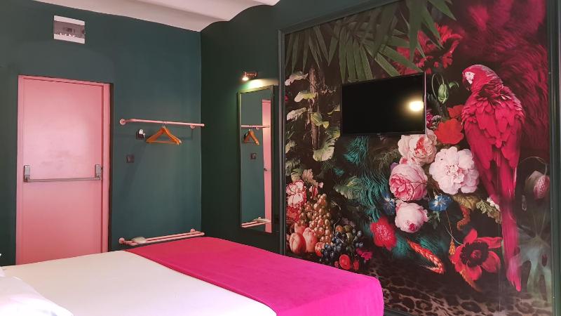 Large Double Room image 3