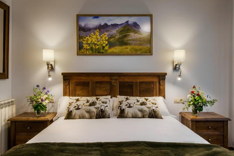 Double Room with Private Bathroom image 2