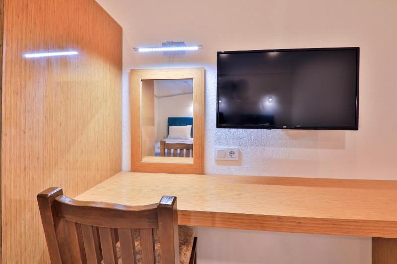 Superior Triple Room image 4