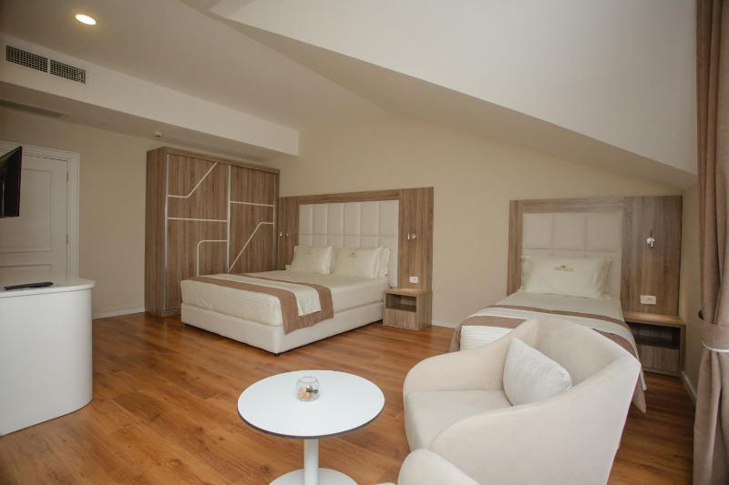 Quadruple Room image 2