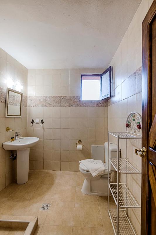 Quadruple Room with Garden View image 3