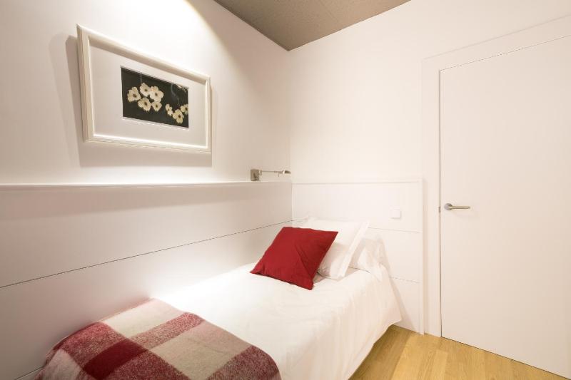 Four-Bedroom Apartment Comfort - Ronda Universitat 15 image 3